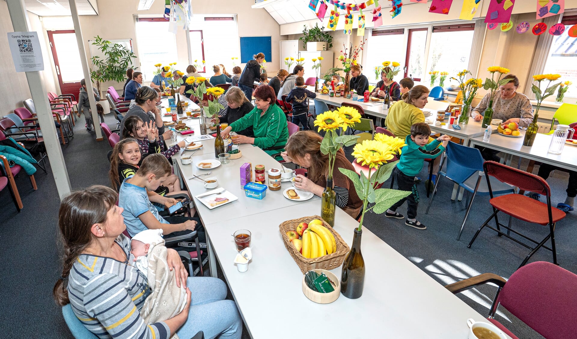 • Oekraïense vluchtelingen tijdens de lunch in het gemeentehuis in Meerkerk. 