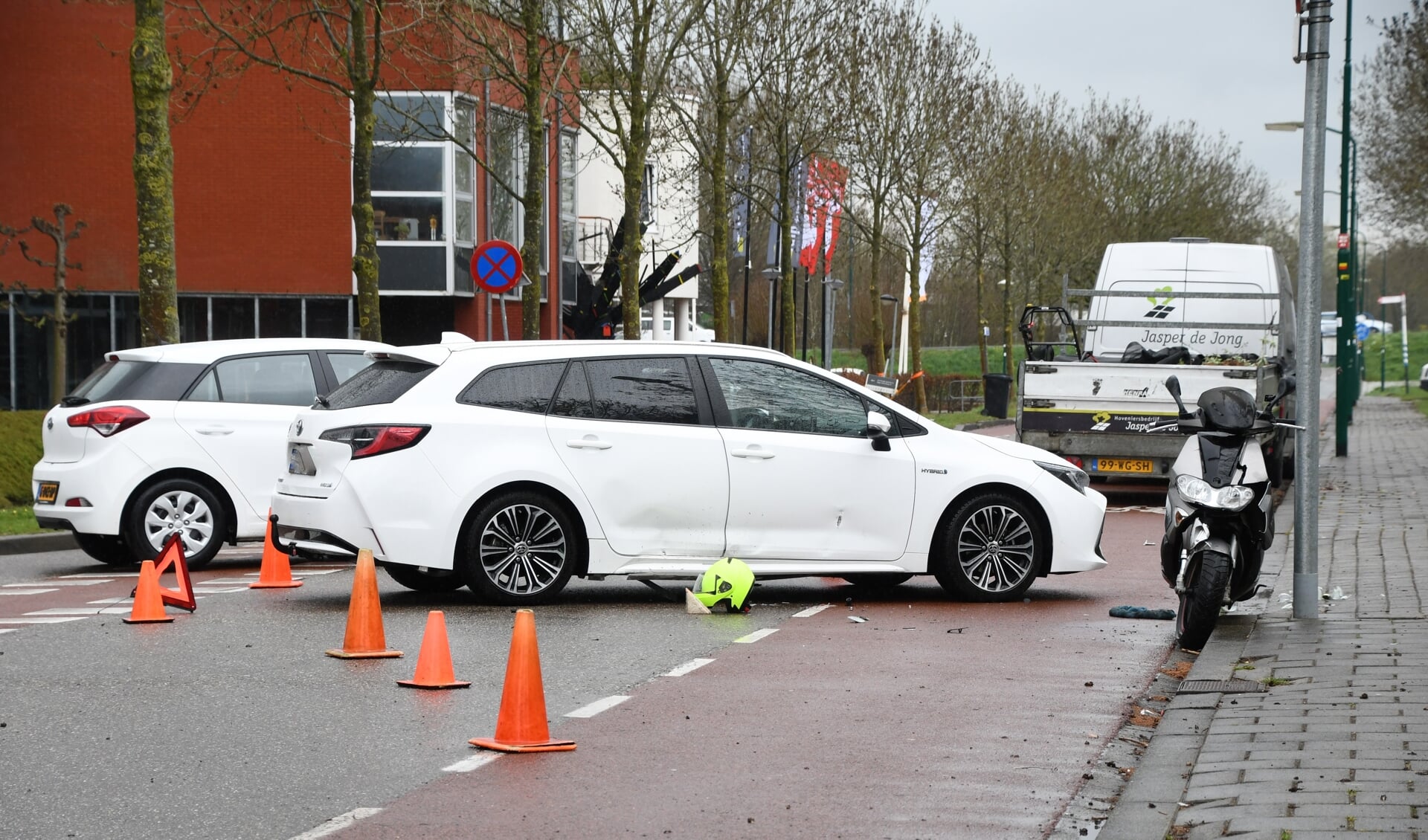 • De scooter en de auto raakten als gevolg van het ongeval beschadigd. 