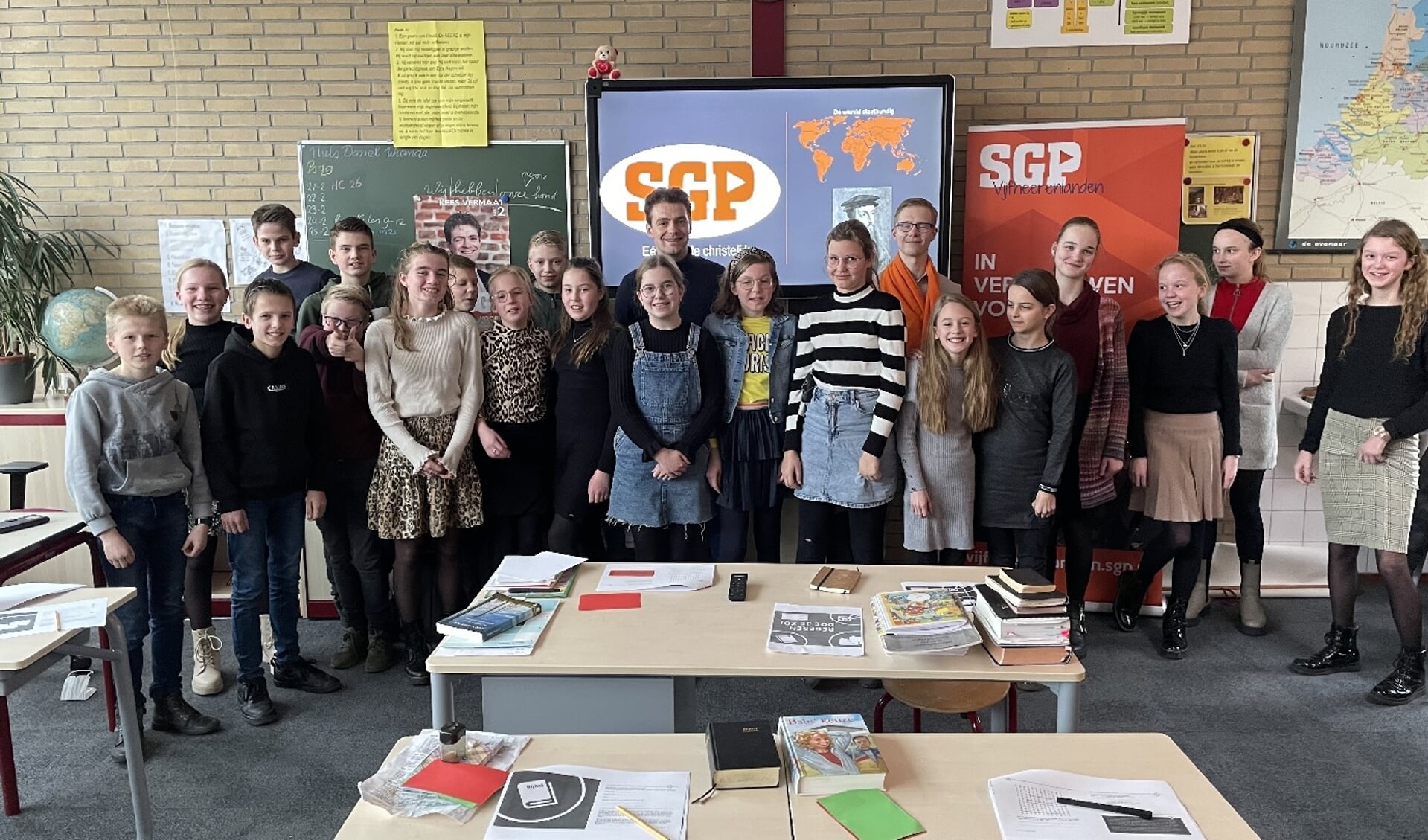 • SGP'ers Kees Vermaat en Sake Hoornstra met de klas. 