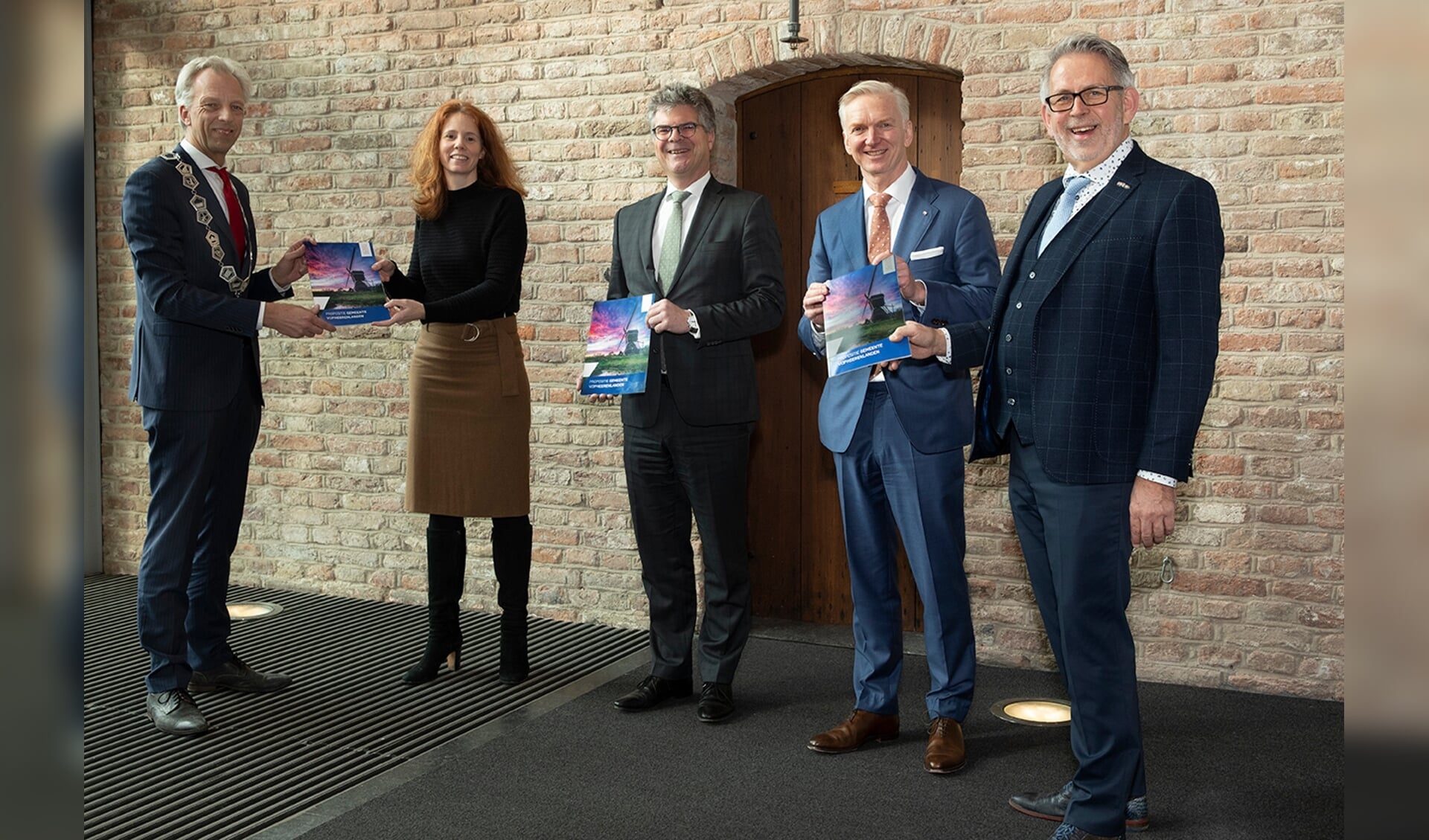 De gemeente Vijfheerenlanden overhandigt het rapport ‘Propositie Vijfheerenlanden’ aan het ministerie van Binnenlandse Zaken en Koninkrijksrelaties en de provincie Utrecht.