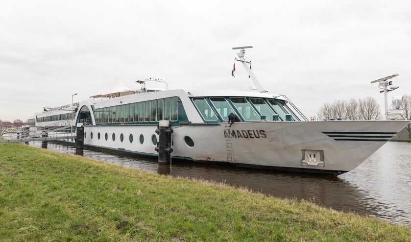 <p>de hotelboot in het Gouwekanaal biedt plaats aan 146 personen</p>  
