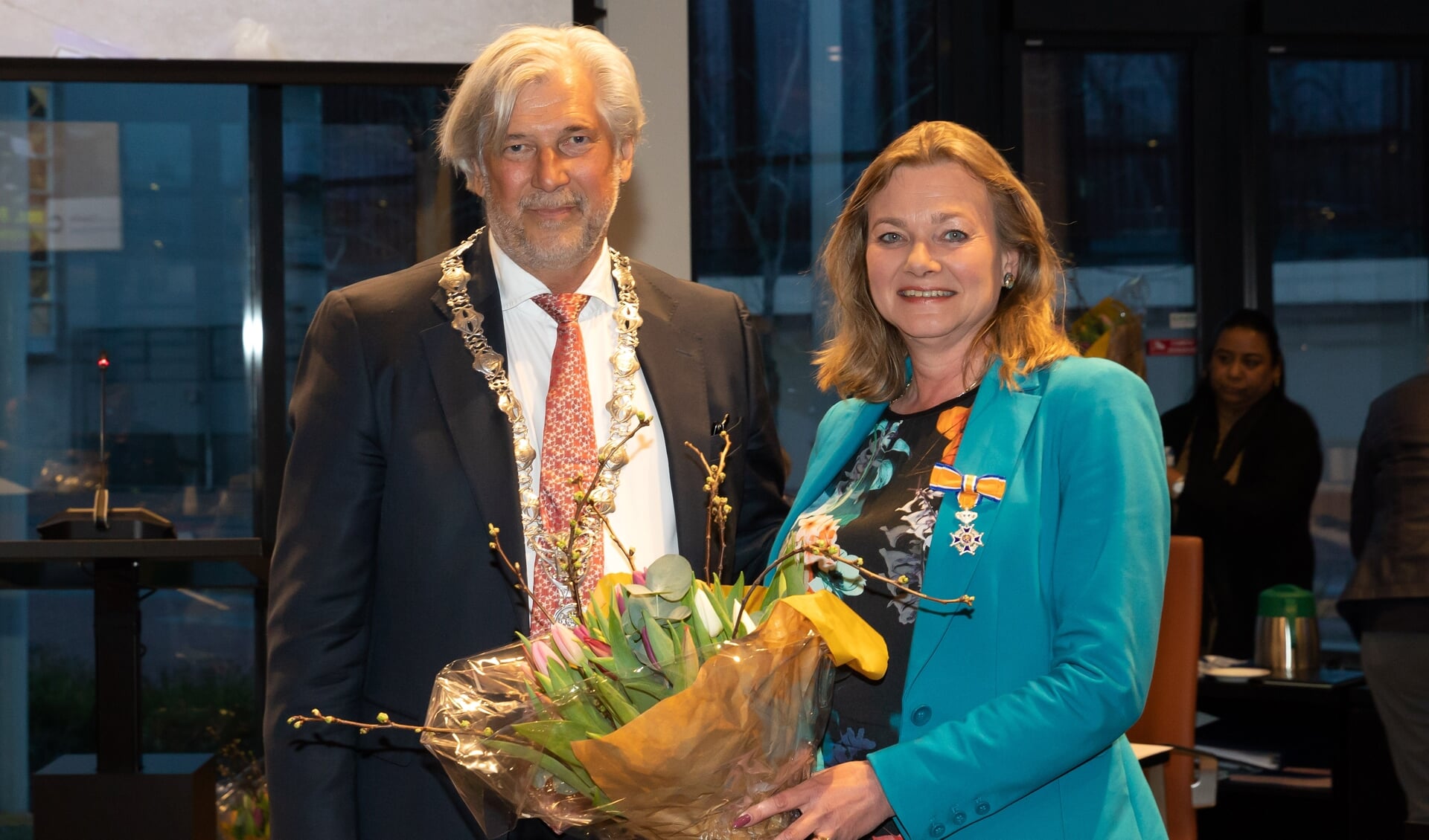 • Burgemeester Peter Oskam en afzwaaiend raadslid Annelous van der Klauw (D66).