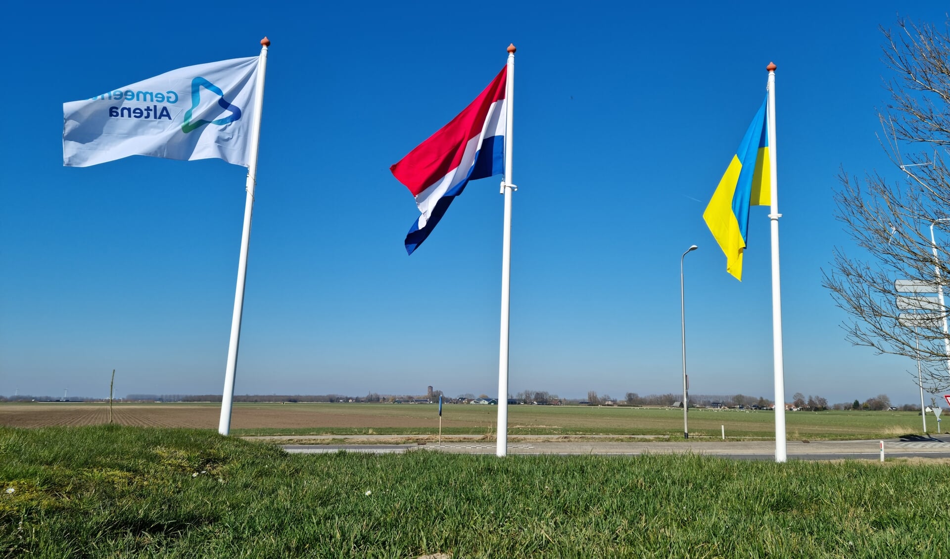 • E. van Wijk Logistics doneerde ook een Oekraïense vlag aan de gemeente.