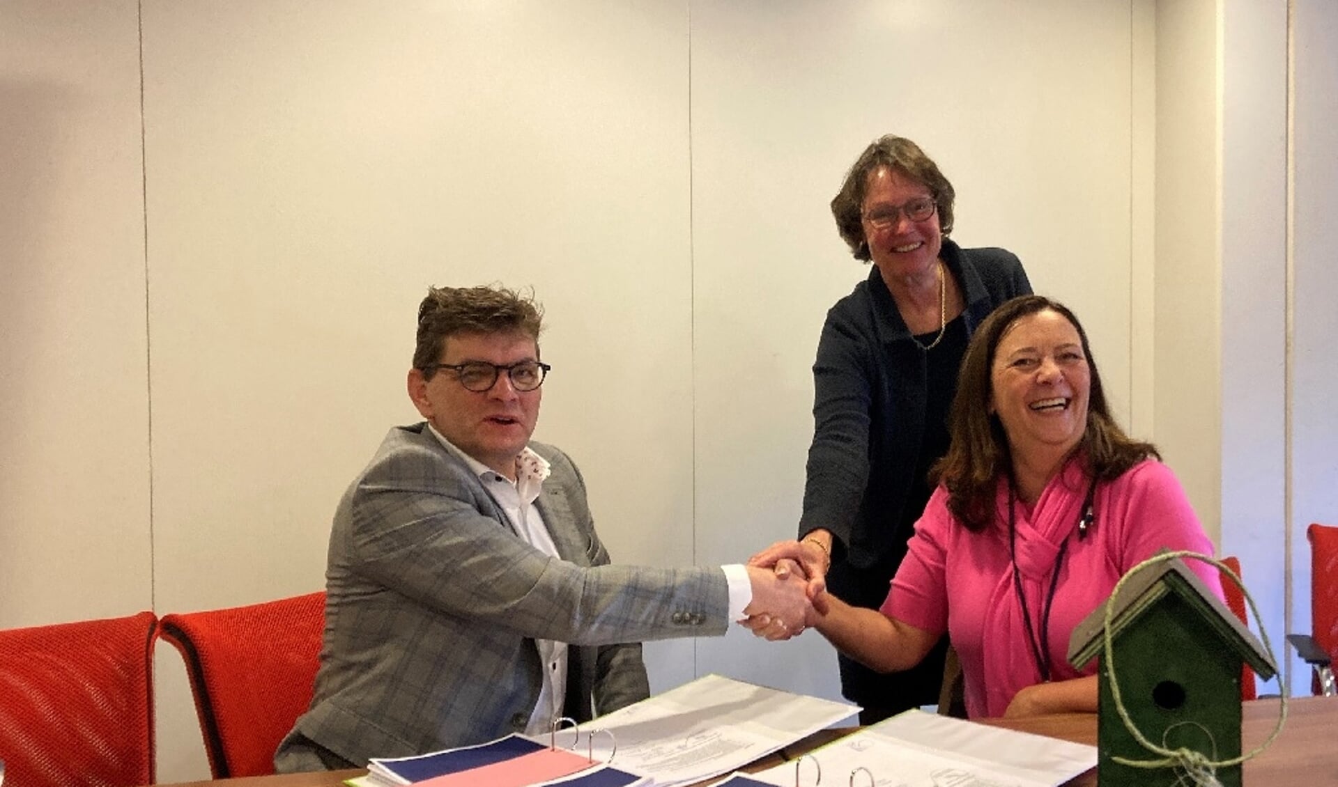 • Ed de Groot van LEKSTEDEwonen en Martha Pekelharing en Els van Maurik van Stichting de Iris ondertekenen de overeenkomst.
