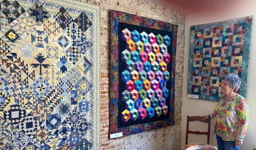 <p>Liliane Suurenbroek met haar quilt in het stadsmuseum.</p>