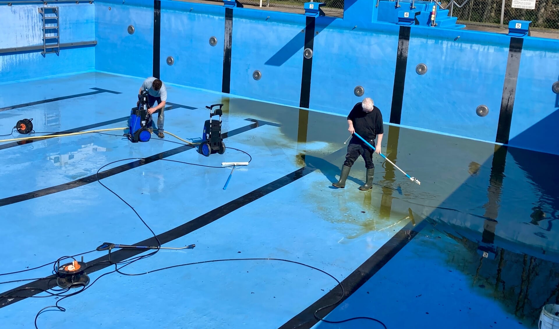 • Vrijwilligers van Vrienden van de Dompelaar leggen de laatste hand aan de schoonmaak van het grote bad in zwembad de Dompelaar in Groot-Ammers.