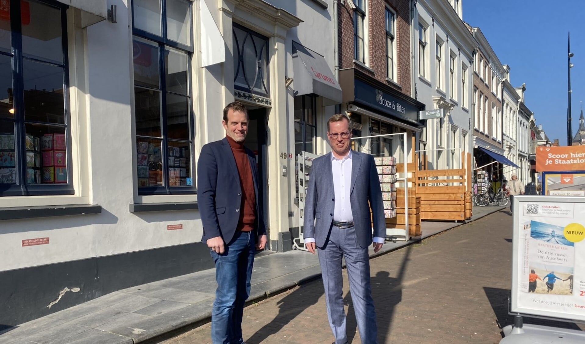 • Dirk de Bruijn en Henri Wijnmaalen op de Voorstraat in Vianen.