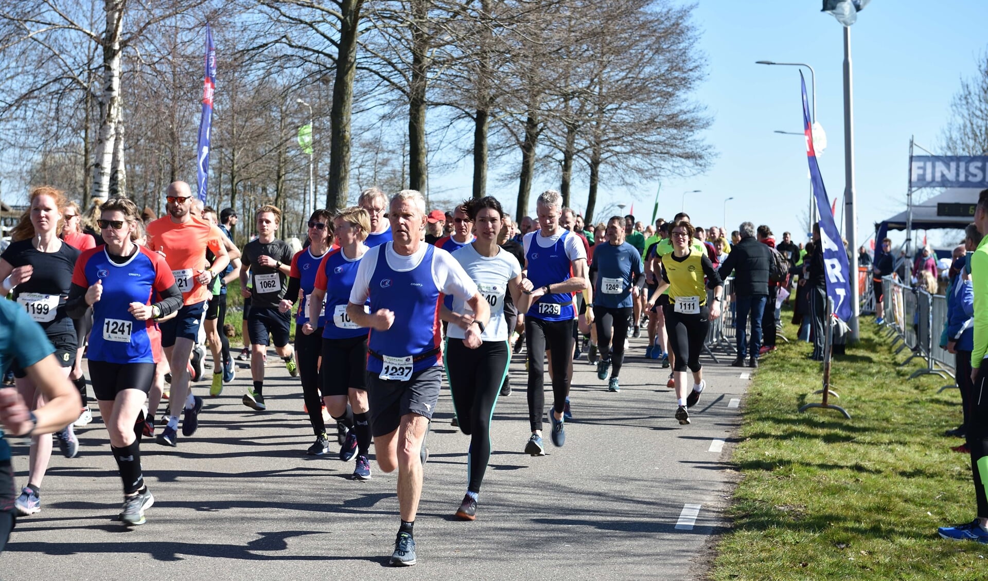 Rennen in de zon maar met veel wind. De 68ste Reeuwijkse Plassenloop vroeg veel van de deelnemers. 