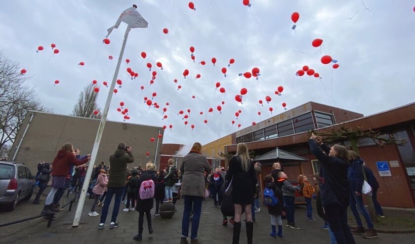 <p>Met het loslaten van ballonnen lieten de leerlingen symbolisch hun vertrouwde schoolgebouw los.</p>  