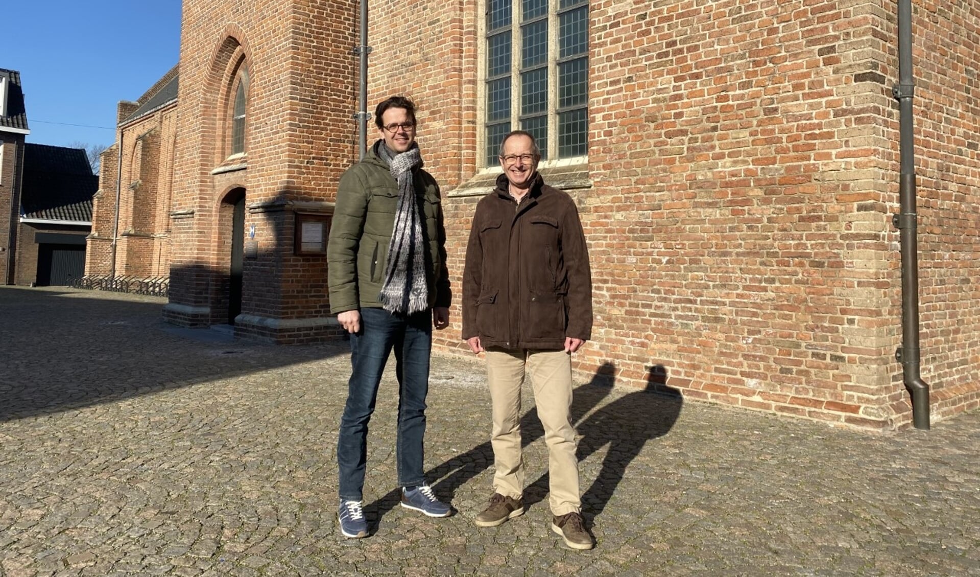 • Jerry Mostert en Frits Fraanje voor de Grote Kerk in Leerdam.