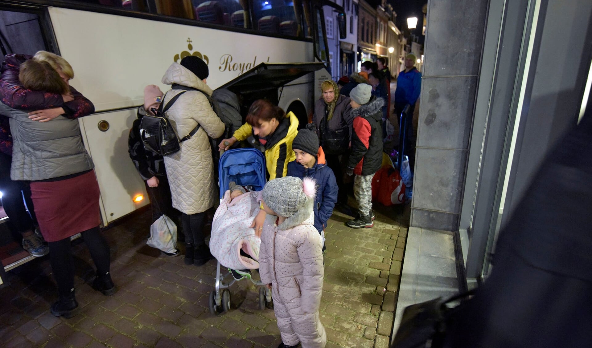 De aankomst van de vluchtelingen vorige week dinsdagavond bij het voormalige Rabo-kantoor in de Hoogstraat.