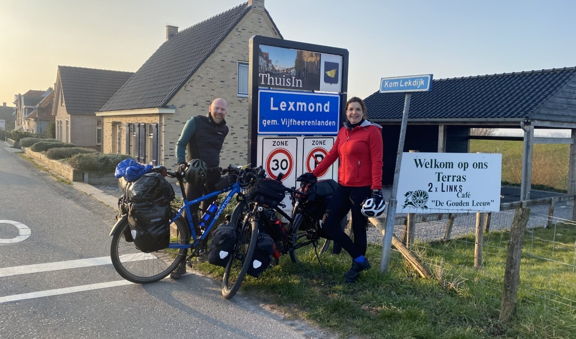 • Jan en Inge na dag één op de fiets in Lexmond. 