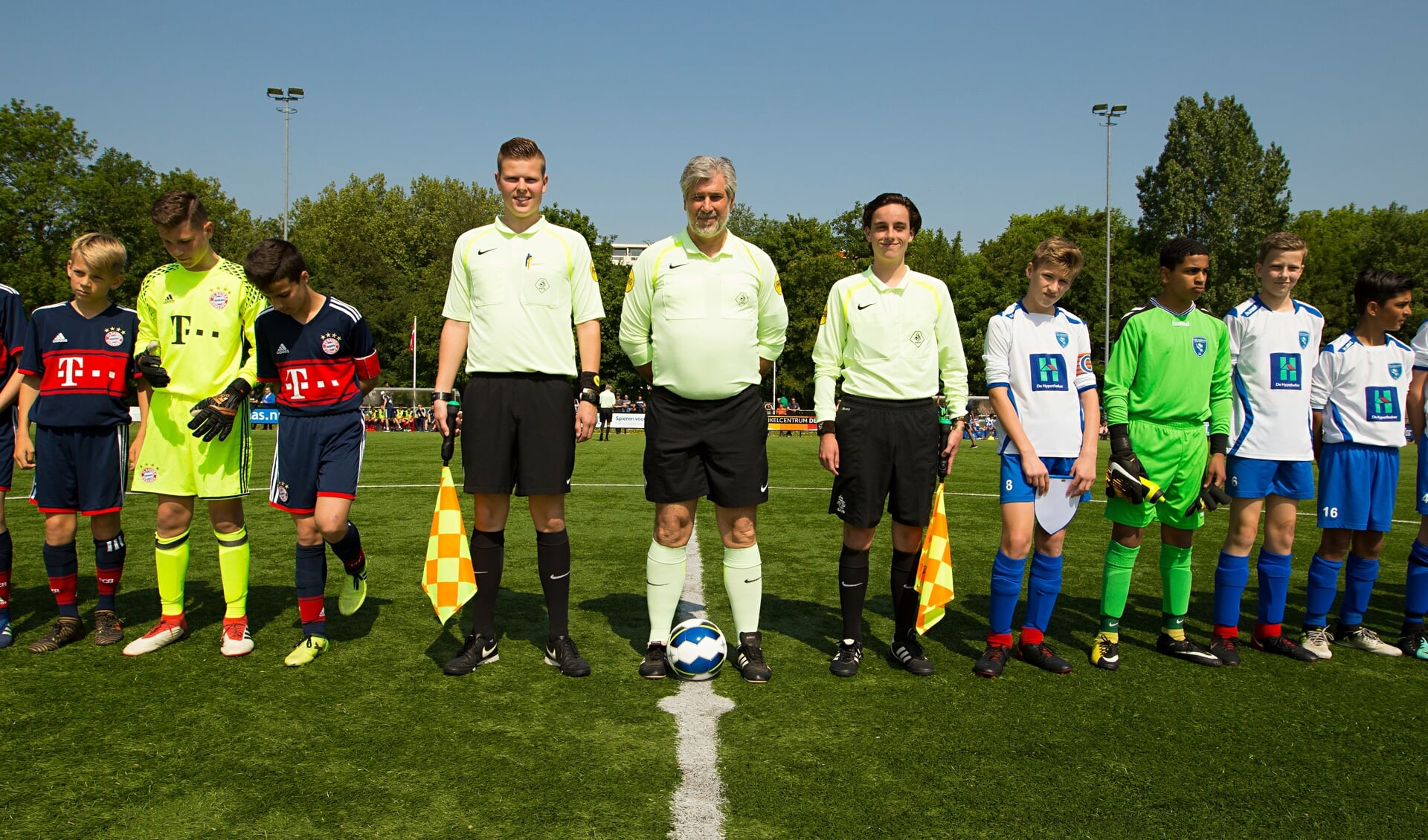 • Peter Oskam (midden) op het veld als scheidsrechter.