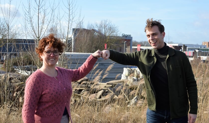 • Mischa Peters en Tim de Kroon bij het stationsgebied.