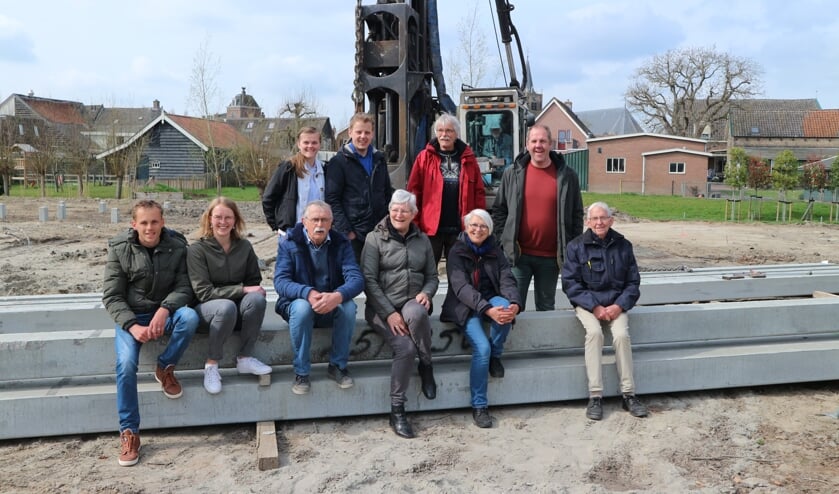 <p>• De initiatiefnemers tijdens het slaan van de eerste paal.</p>