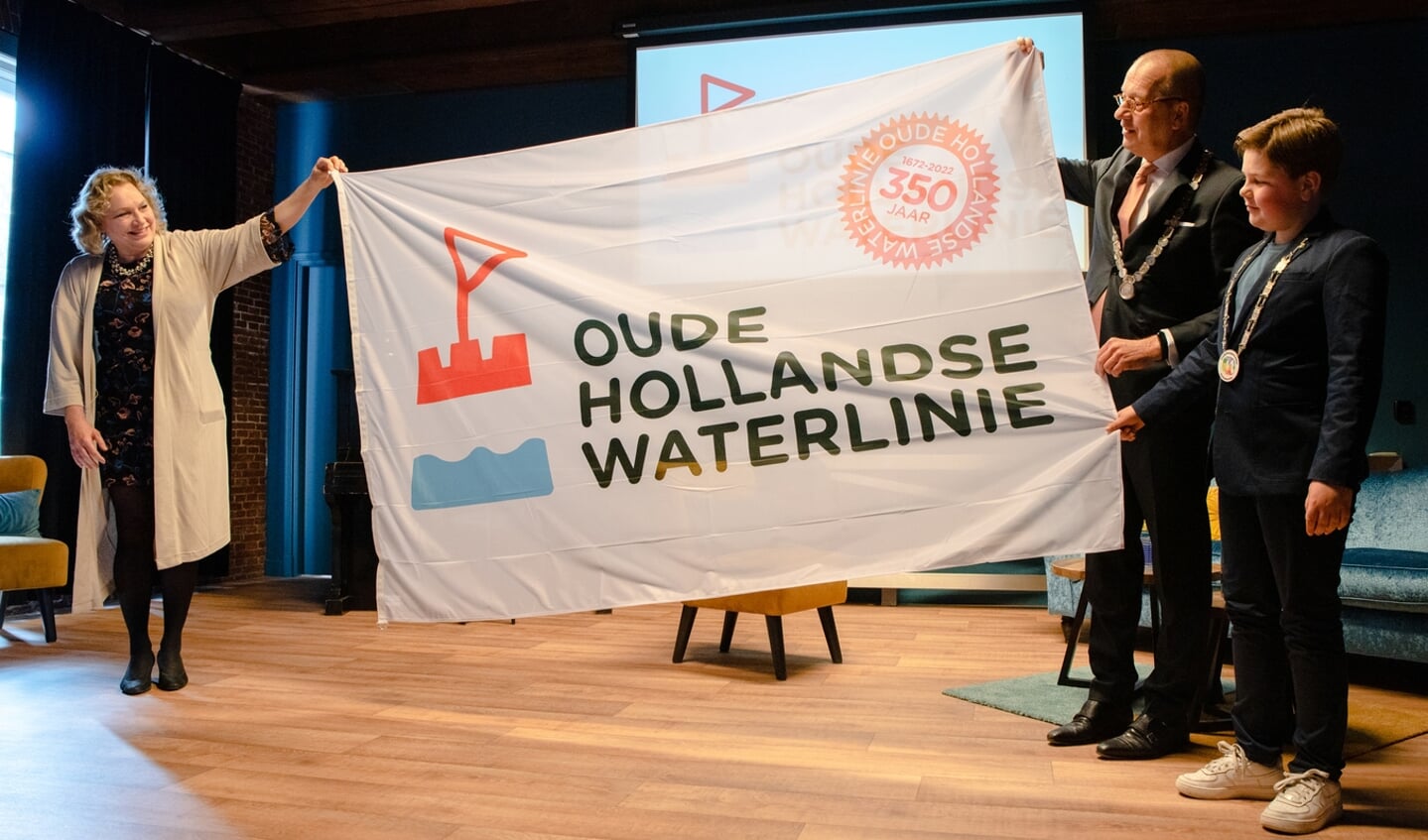 • De vlag van de Oude Hollandse Waterlinie wordt getoond.