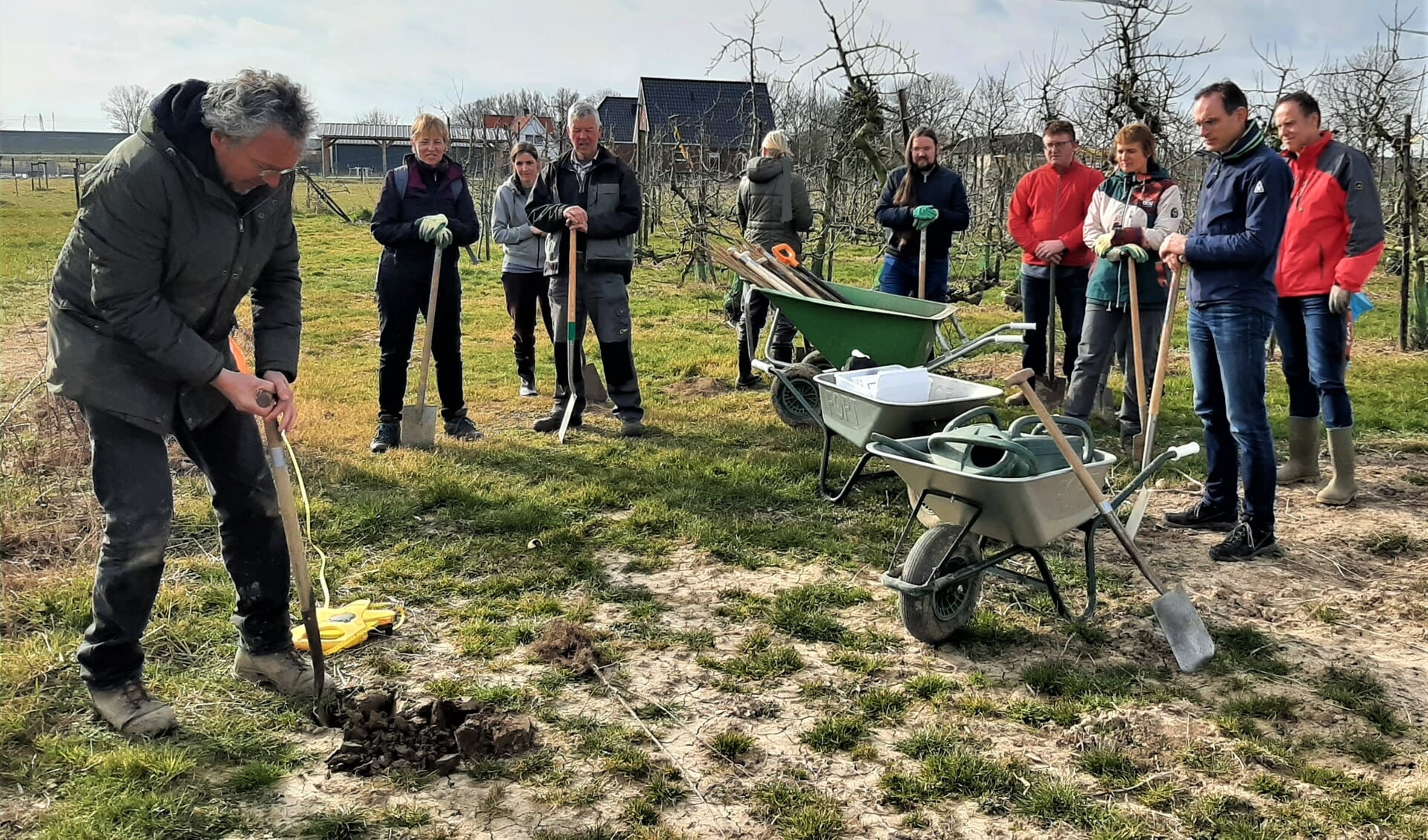 Vrijwilligers aan de slag met de aanleg van Voedselbos Lingehout, maart 2022. Links voor Evert Katee.