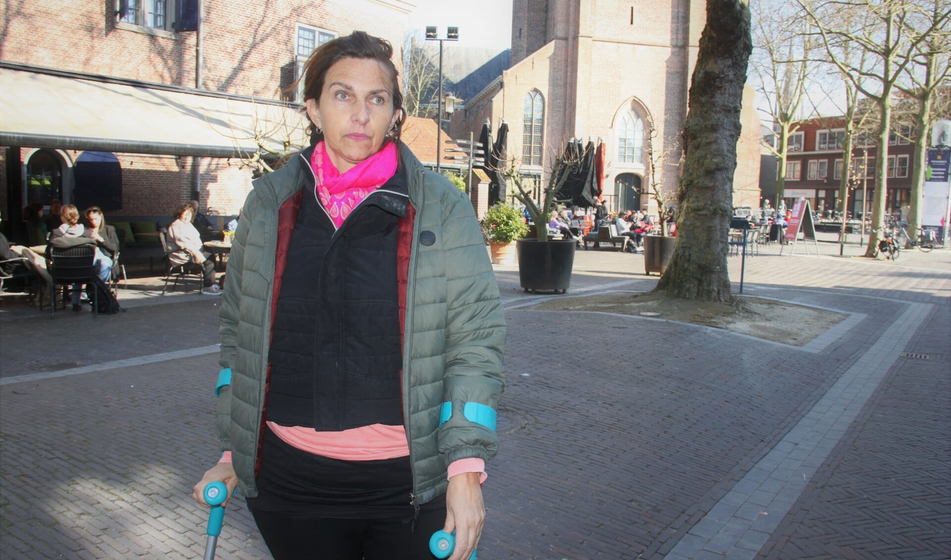 • Elles van den Berg, hier op het Kerkplein in Woerden.