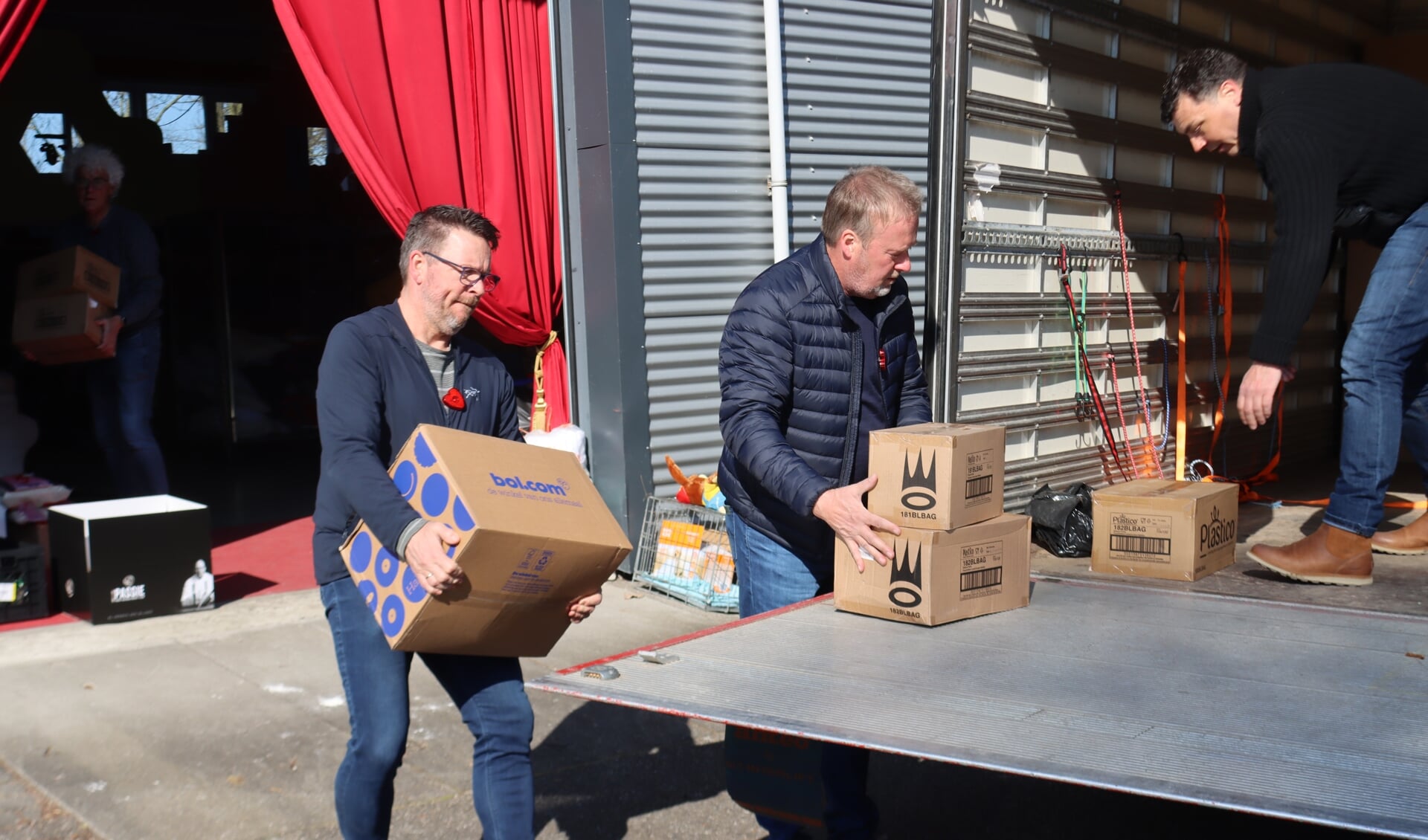 Negen vrachtwagens vol hulpgoederen van Stichting BlijeGift.