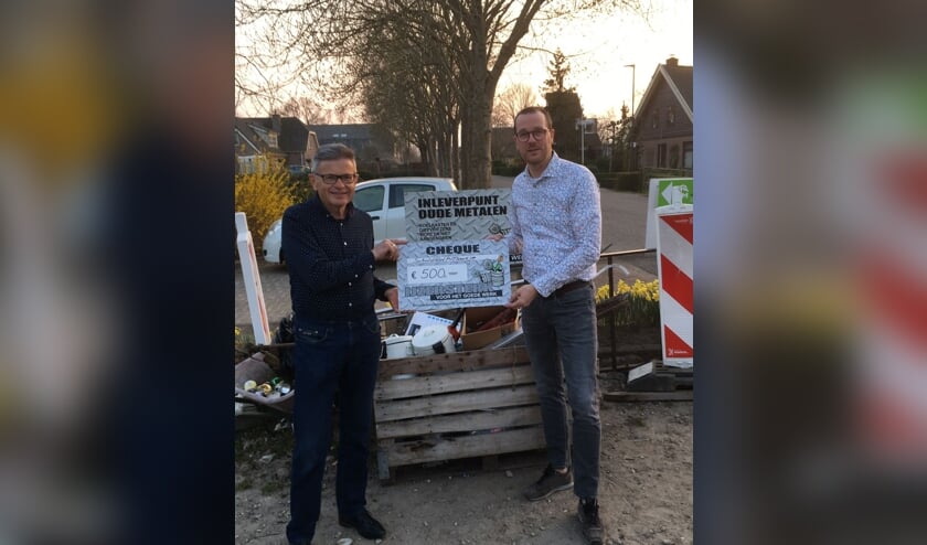 Overhandiging cheque door dhr. Dunnink aan de voorzitter van SHM