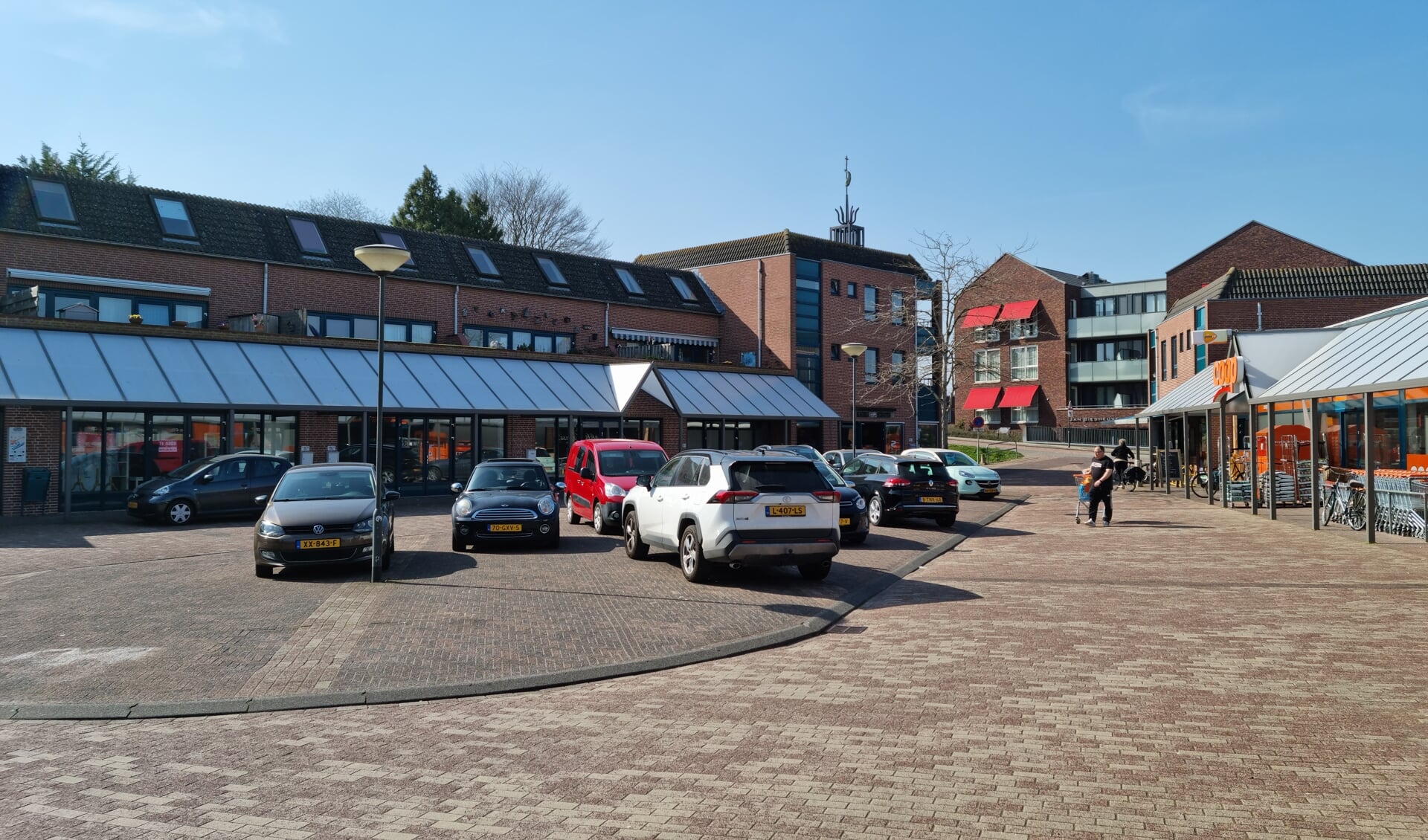 • Bij het winkelplein in Nieuwendijk is er veel parkeergelegenheid.