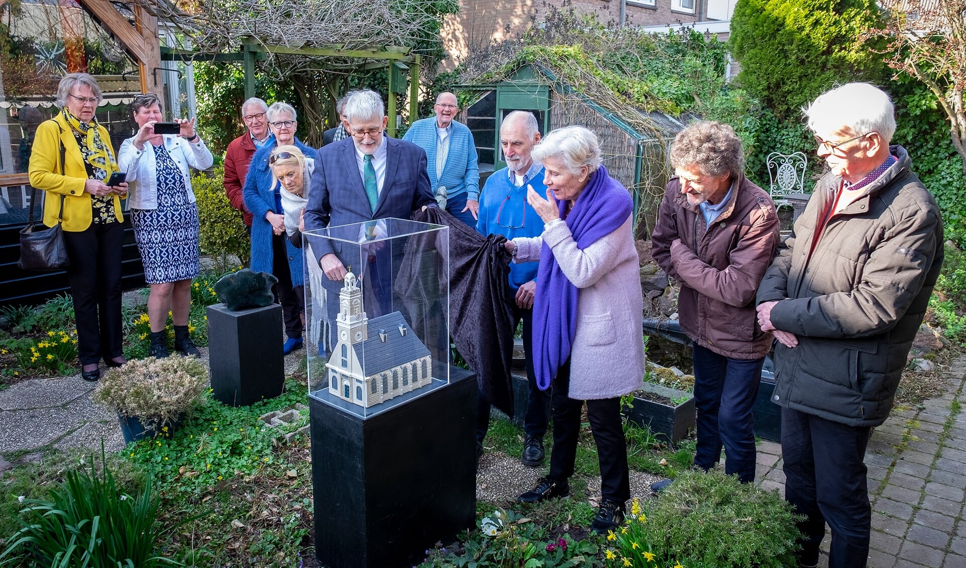 • Stien van den Berg onthulde het kunstwerk in de tuin van Piet en Ria van der Velden.