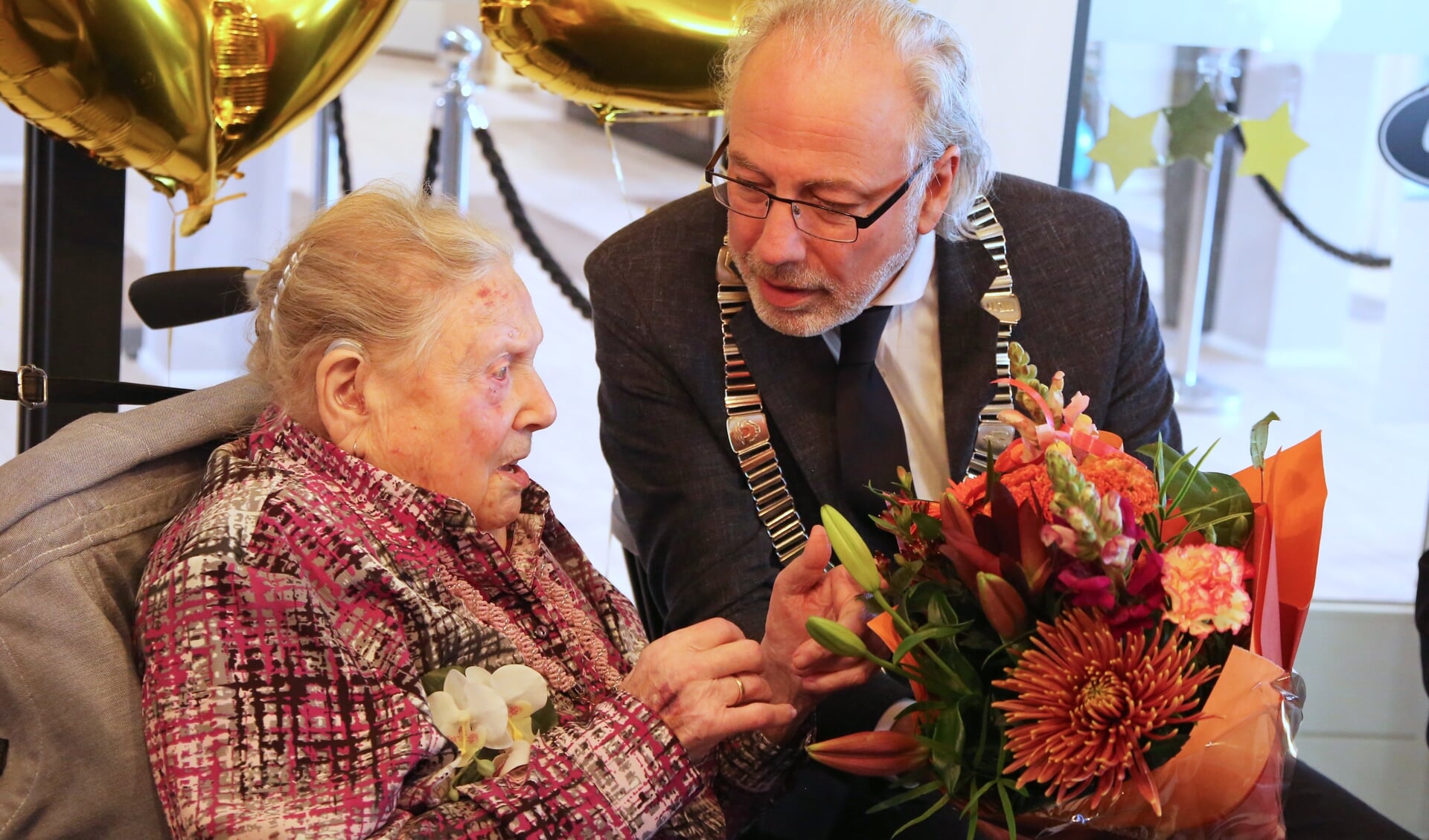 • Burgemeester Victor Molkenboer kwam op bezoek bij mevrouw Van Wijk om haar te feliciteren met haar 105e verjaardag. 