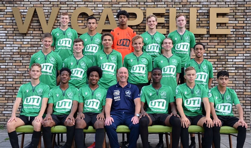 <p>• JO 19-1 van vv Capelle met in het midden zittend trainer Marcel Groesbeek.</p>