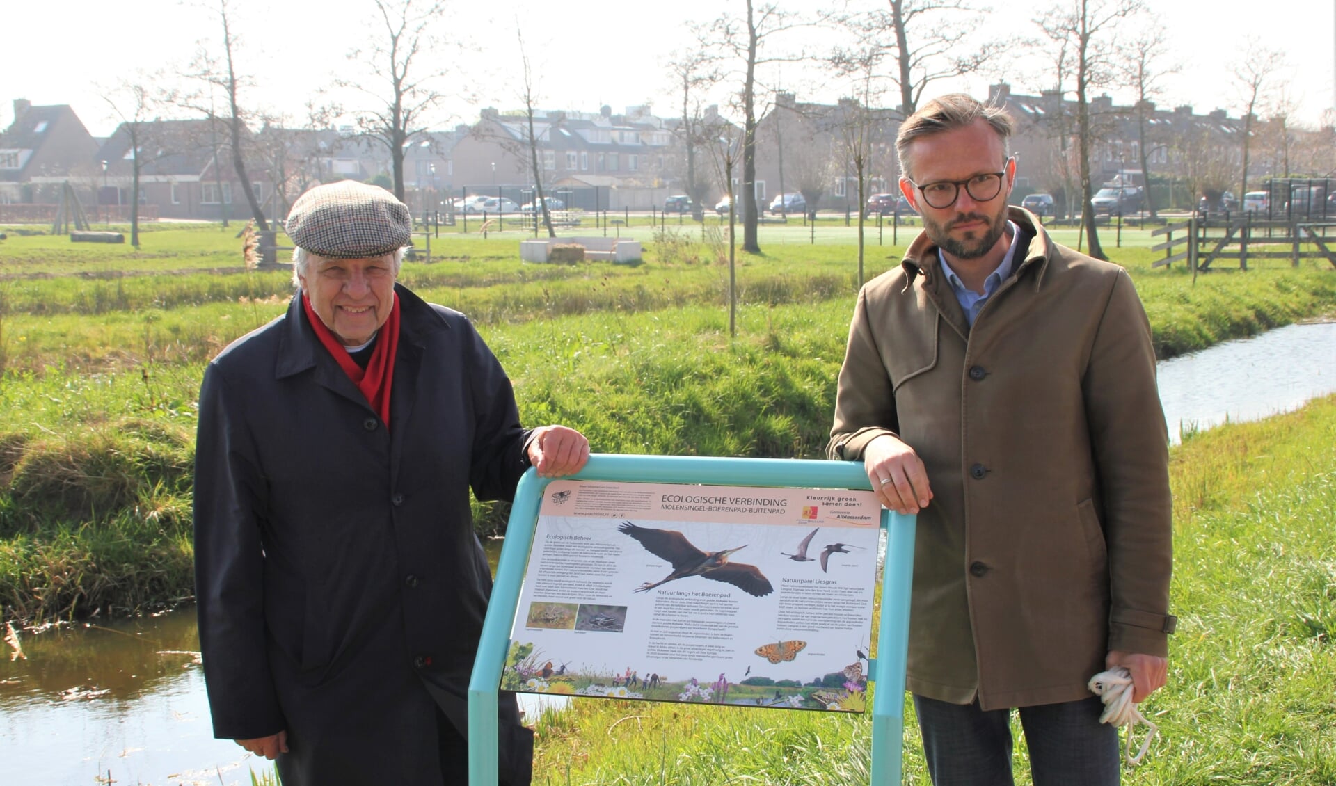 • Arie den Boer (links) en wethouder Kraijo bij het zojuist onthulde bord.