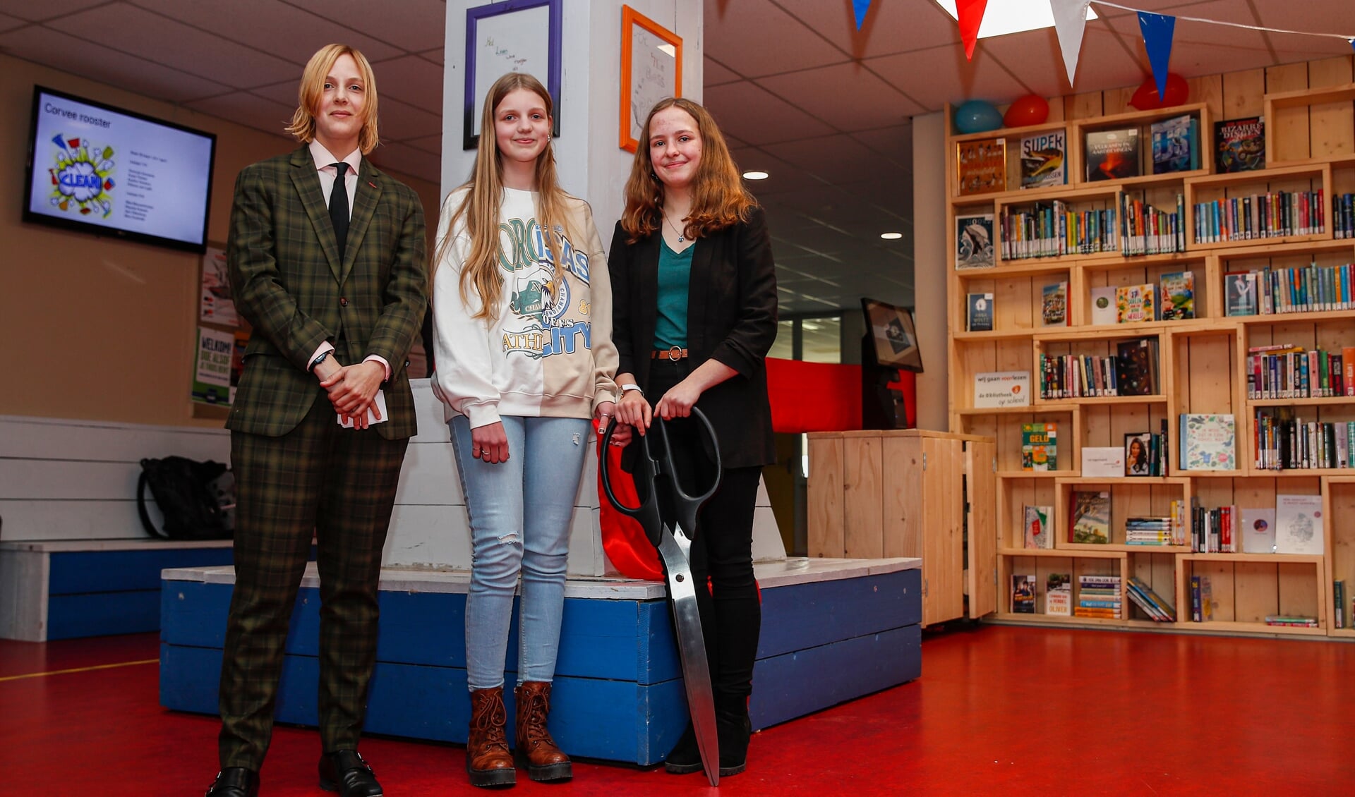 • Marieke Lucas Rijneveld opende de schoolbibliotheek.