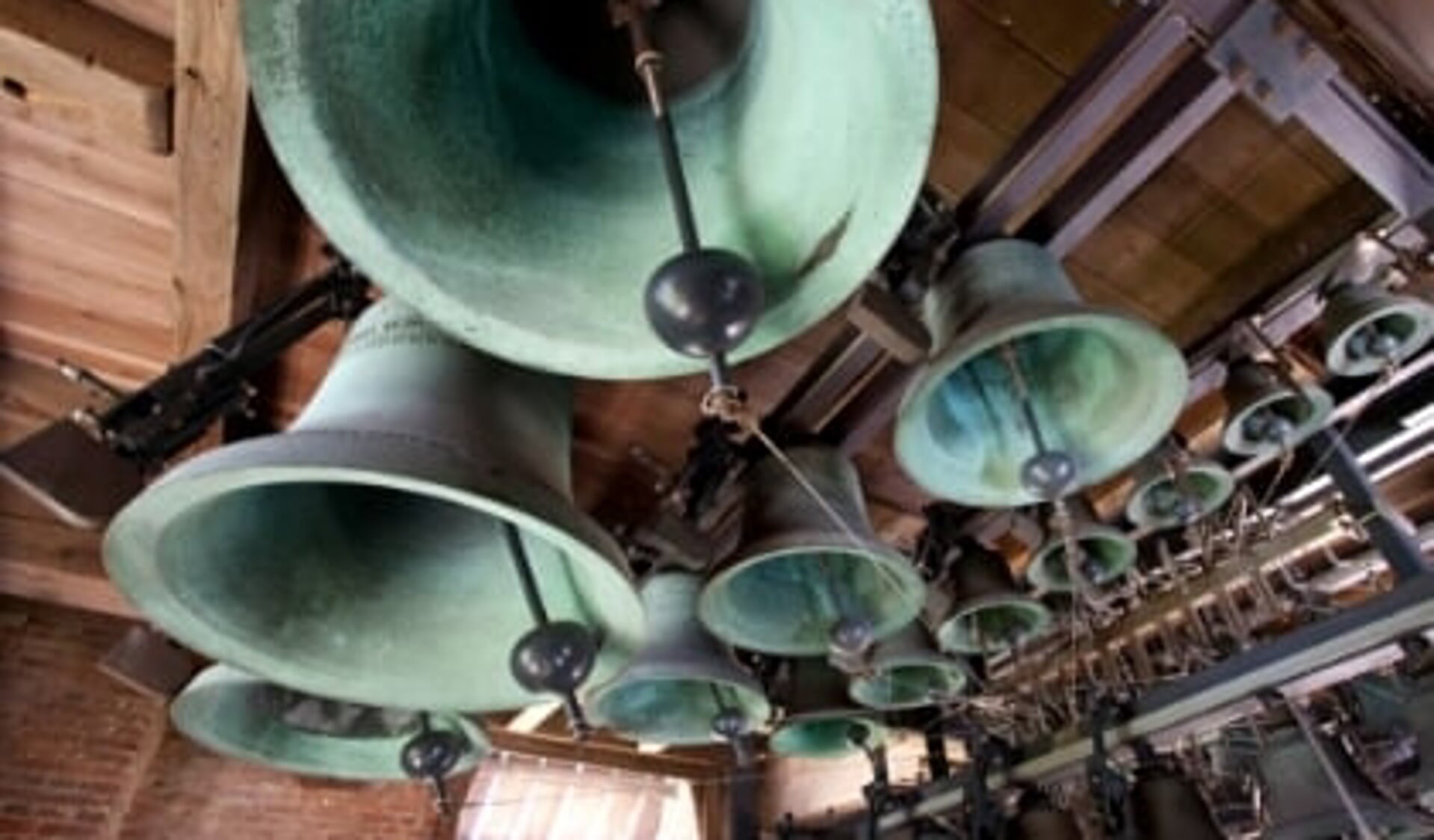 • Het carillon in de Petrustoren.
