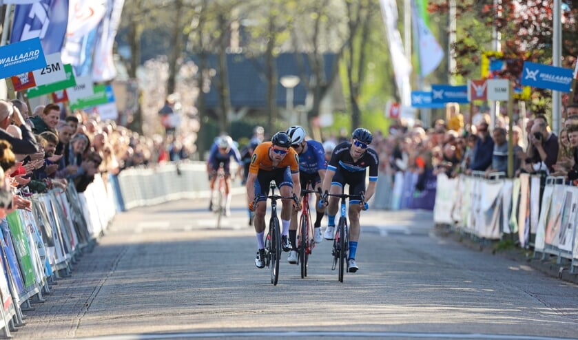 • Elmar Reinders sprint naar de overwinning in de Arno Wallaard Memorial.
