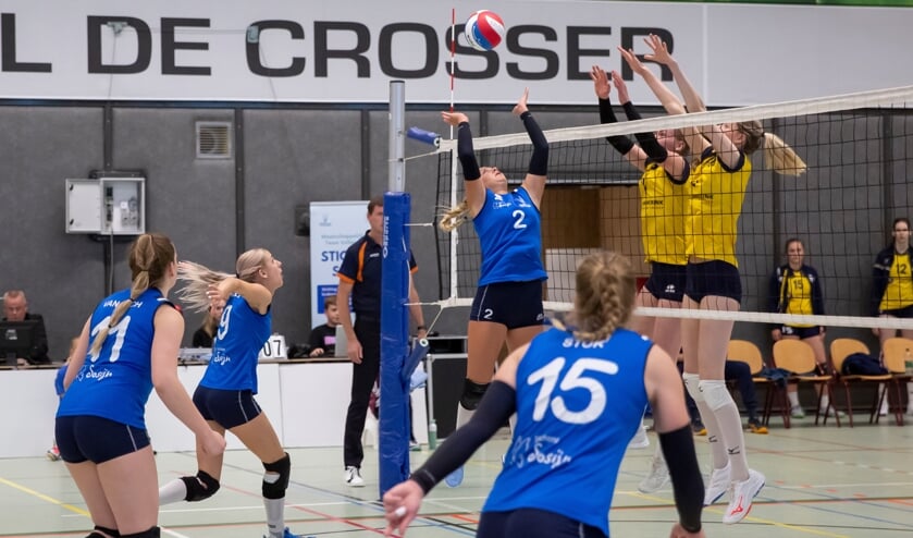 <p>• Raïsa Schoon (2) speelt het blok weg, waarna Lynn van Mill (9) scoort.</p>