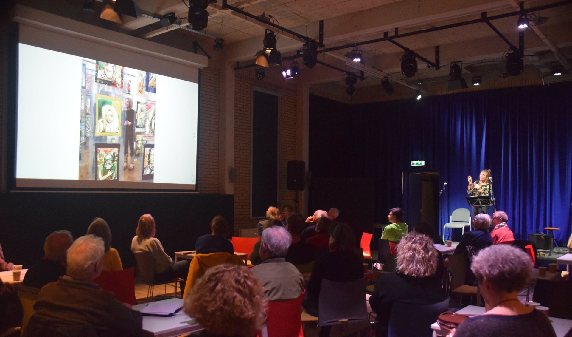 Mieke de Waal vertelt over haar werk op de bijeenkomst van cultuurmakers in West Betuwe.