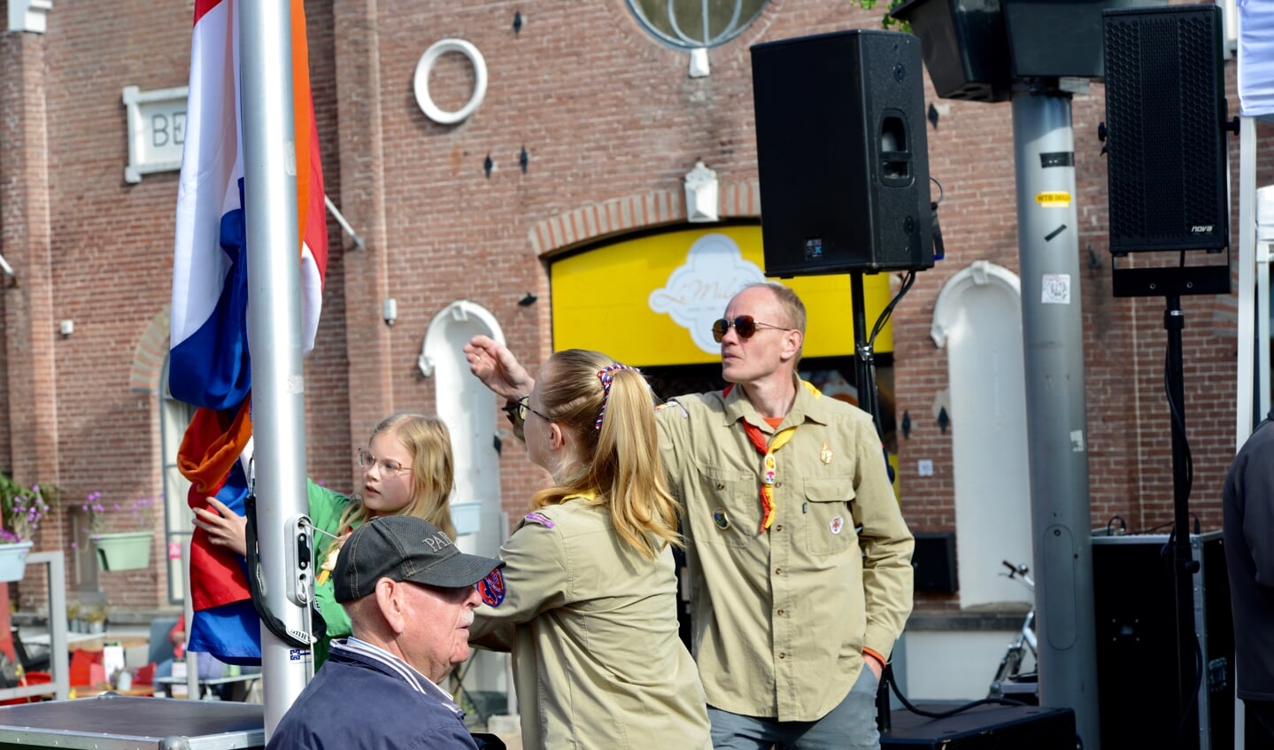 In Geldermalsen werd de vlag gehesen door leden van de scouting en wethouder Jacoline Hartmann