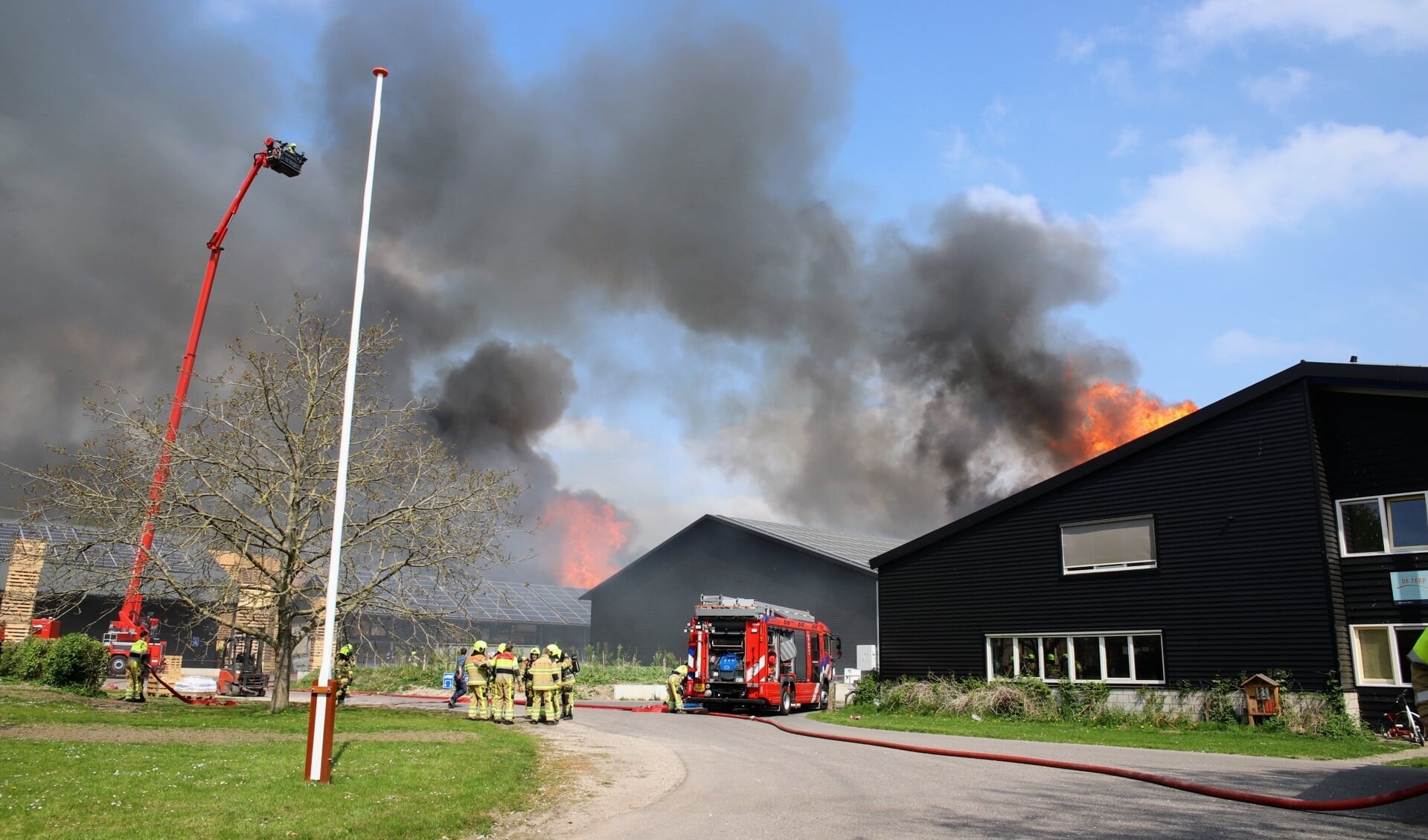 Brandweerkorpsen uit de hele regio houden zich al geruime tijd met het blussen van de brand bezig.
