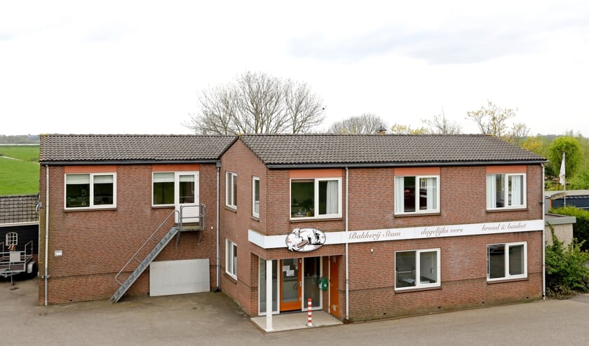 <p>• Het leegstaande pand van Bakkerij Stam aan de Lekdijk 444 in Kinderdijk.</p>