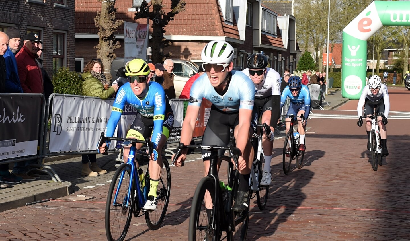 • Peter Skov Lauritzen sprint naar de zege in Lexmond.