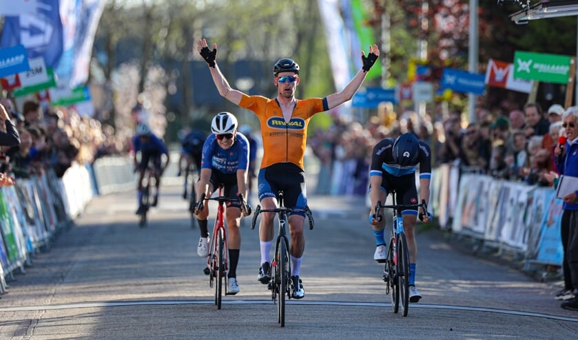• Elmar Reinders sprint naar de overwinning in de Arno Wallaard Memorial.
