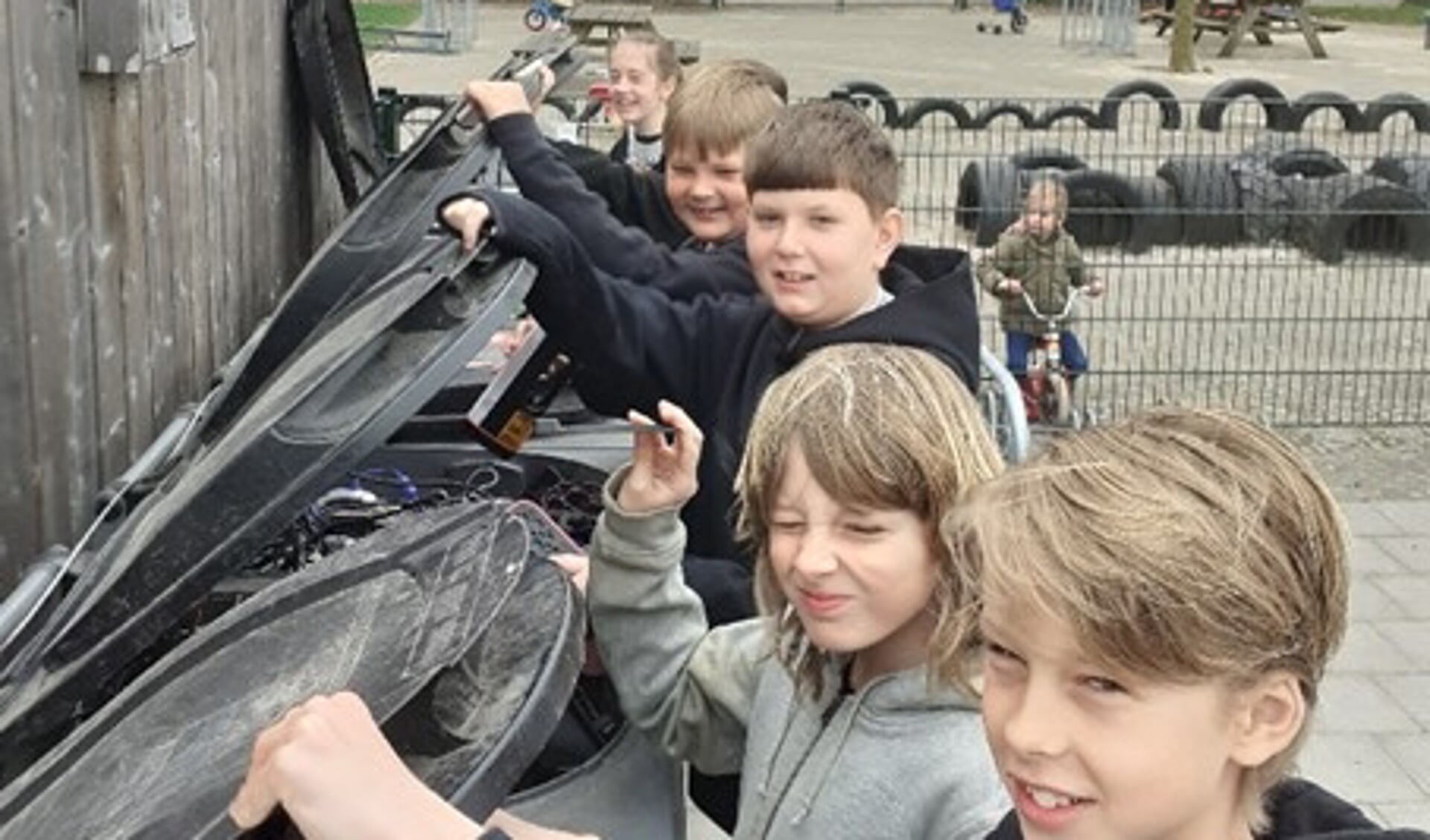 Leerlingen van de Brede School zamelen e-waste in.