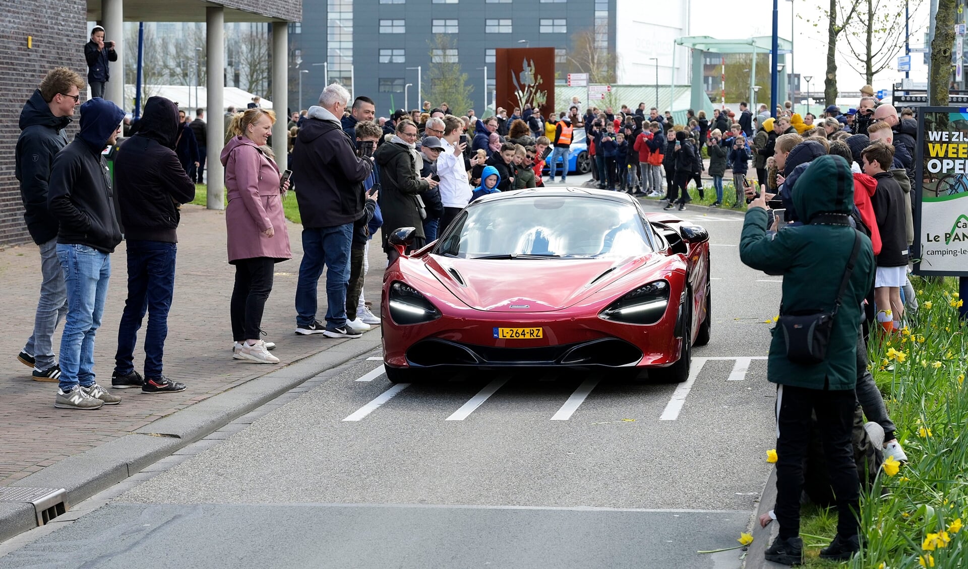 • Kids en Cars bij de start in Alblasserdam.