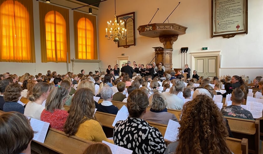 • De uitvoering in de kerk in Oud-Alblas, tijdens het afscheid van meester Boer.