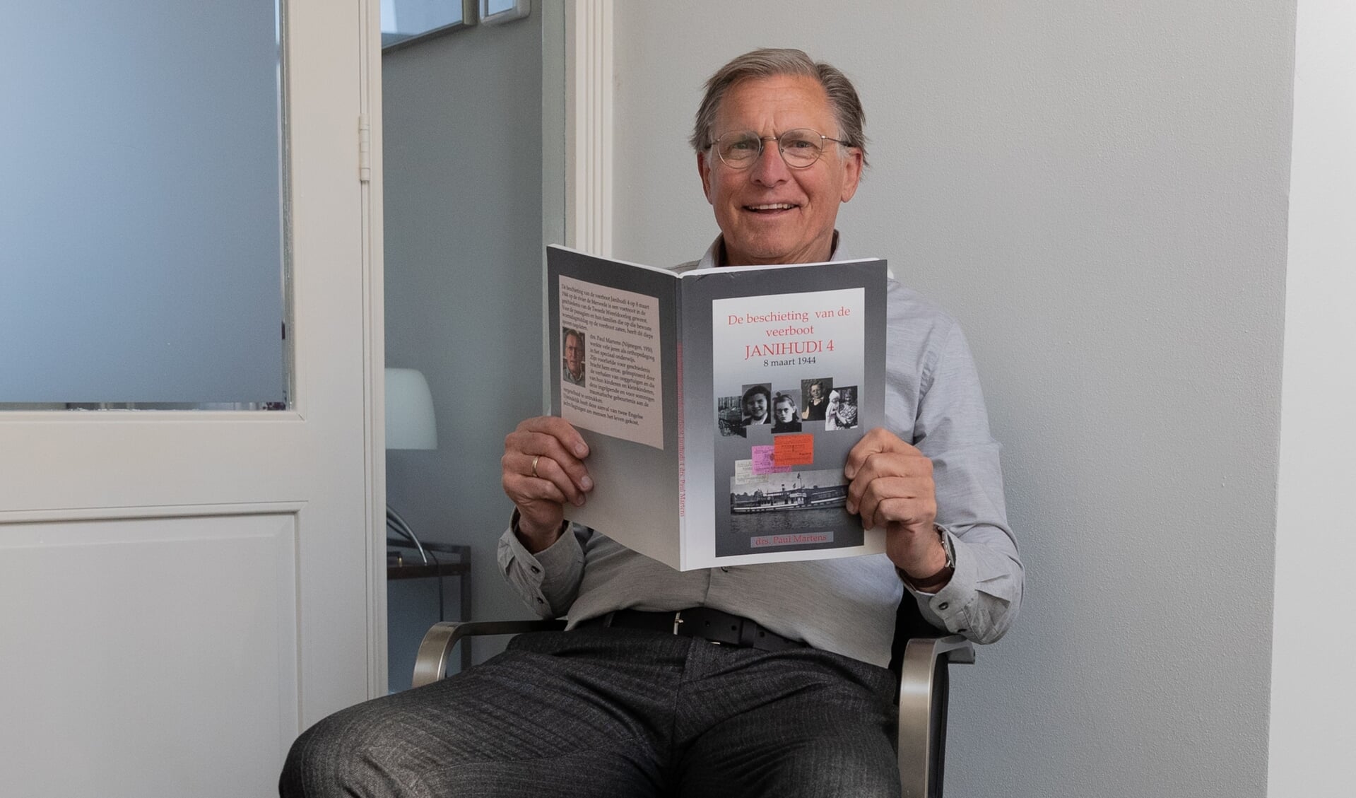 • Drs. Paul Martens met het boek 'De beschieting van de veerboot Janihudi 4'. 