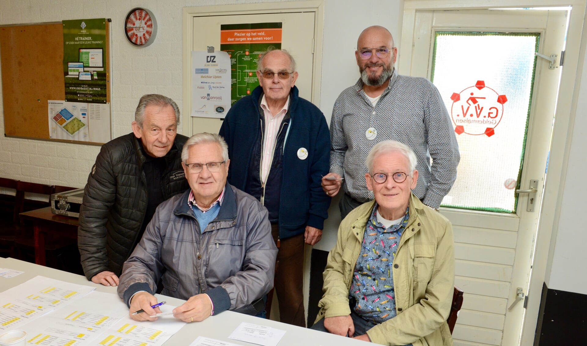 In de bestuurskamer van GVV Rien Nout (l) Dick Versteeg, Jan Maas, Rino Lafranceschina en Rinus Korteweg.