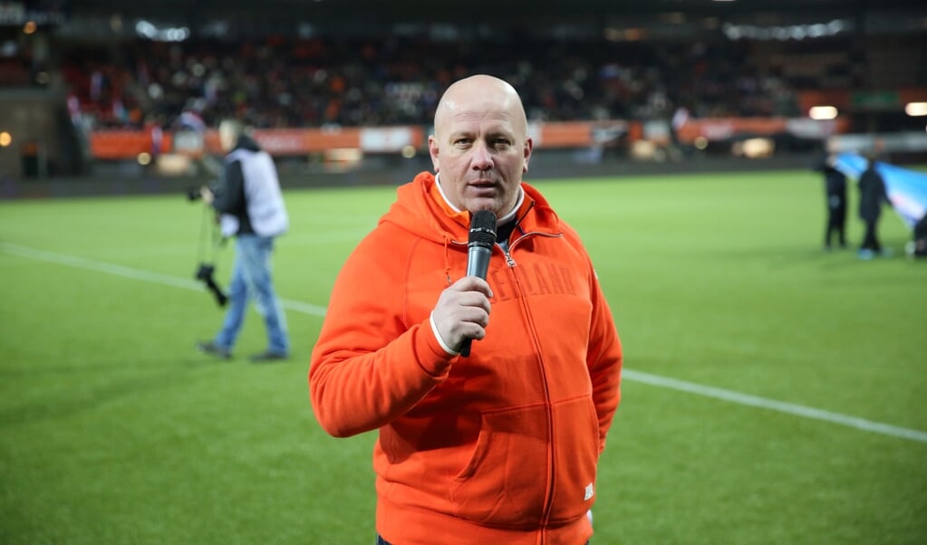 • Henry Wessels, hier actief als speaker van de Nederlandse voetbalvrouwen.