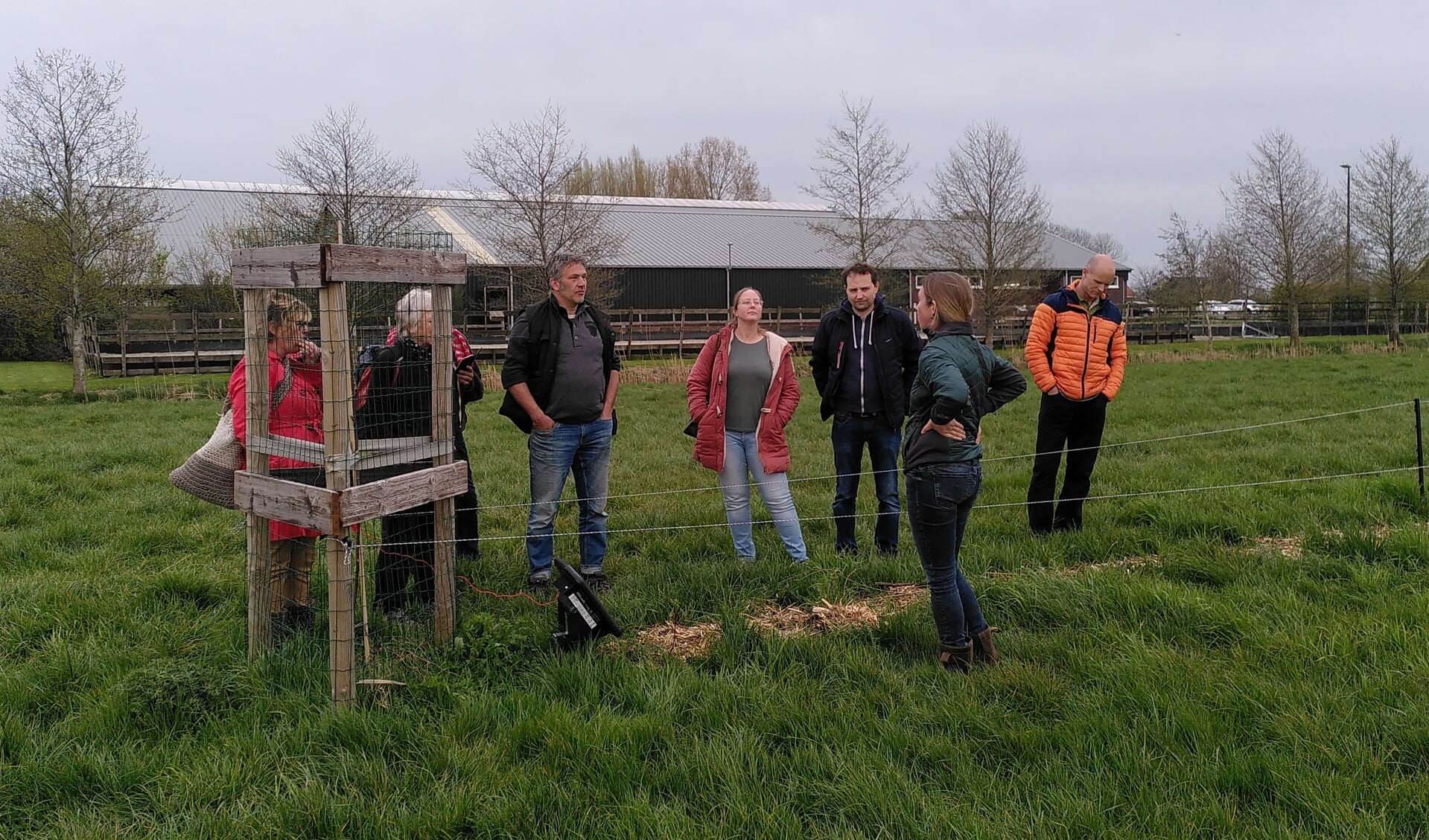 De initiatiefnemers van het Voedselbos Lopik op het melkveebedrijf van Ramona Schalkwijk in Montfoort