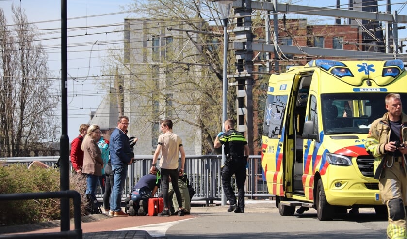 • Ambulancemedewerkers verlenen hulp aan de fietser die viel na een aanrijding met een voetganger.   