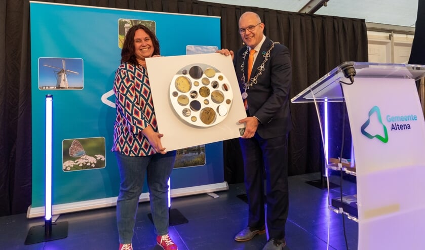 <p>• Nicolette van Andel krijgt de Schaal van Altena overhandigd.</p>