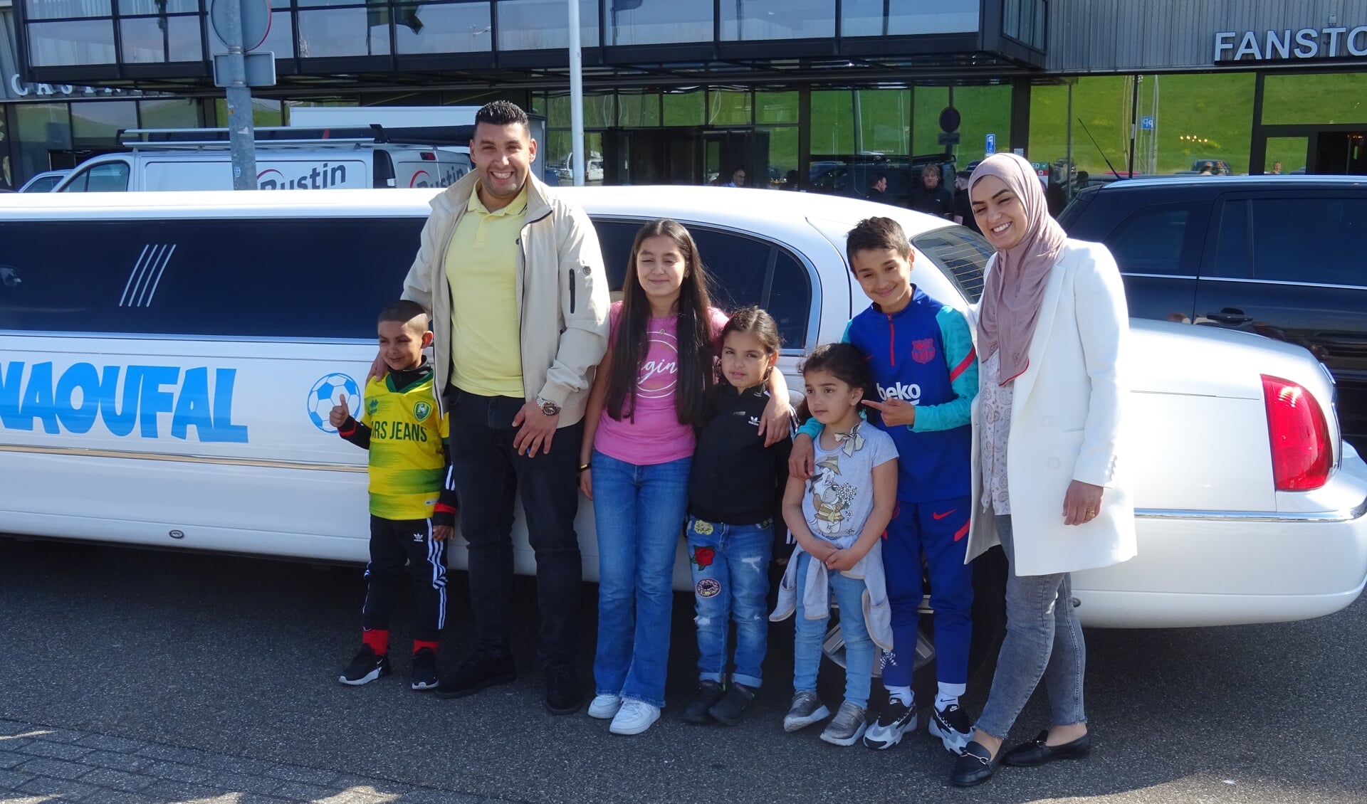 Naoufal met zijn familie voor de speciale Limo.