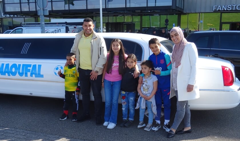 <p>Naoufal met zijn familie voor de speciale Limo.</p>  